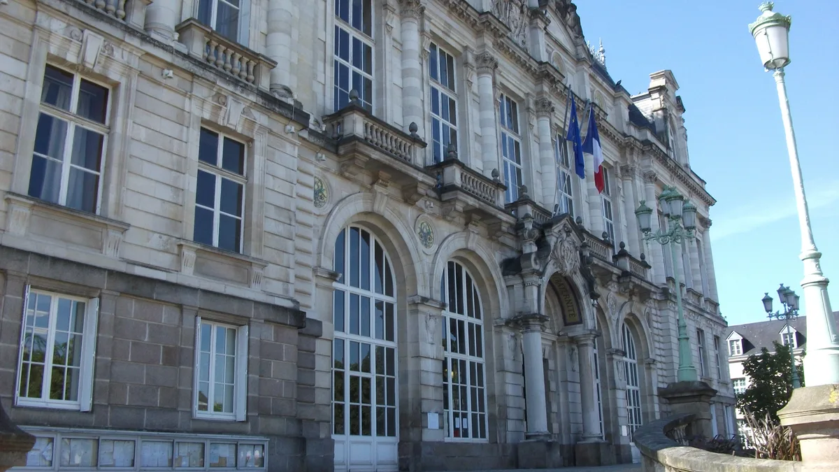 17 octobre : 1 800 interpellés, une mairie en cendres, un mort à Paris… ce qu'il faut retenir