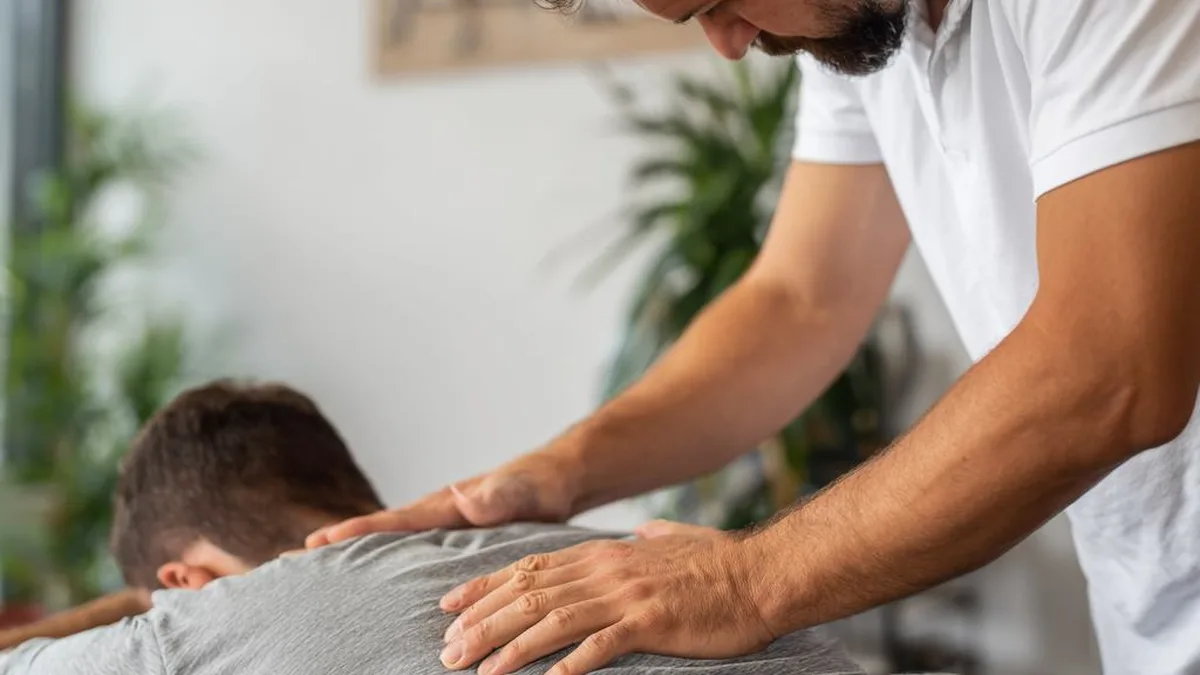 Un masseur-kinésithérapeute en consultation