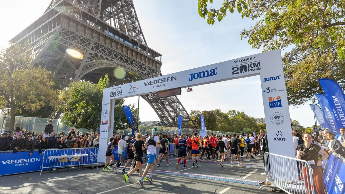 L&rsquo;arche de départ des 20 km de Paris, au pied de la tour Eiffel, lors d&rsquo;une précédente édition