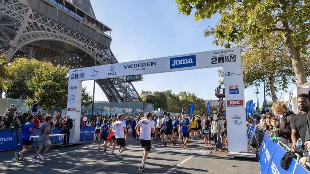 L&rsquo;arche d&rsquo;arrivée des 20 km de Paris, au pied de la tour Eiffel, lors de l&rsquo;édition 2022