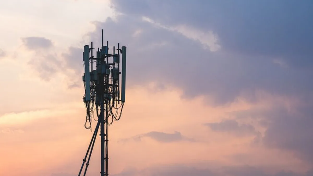 Une antenne relais de téléphonie mobile au coucher du soleil