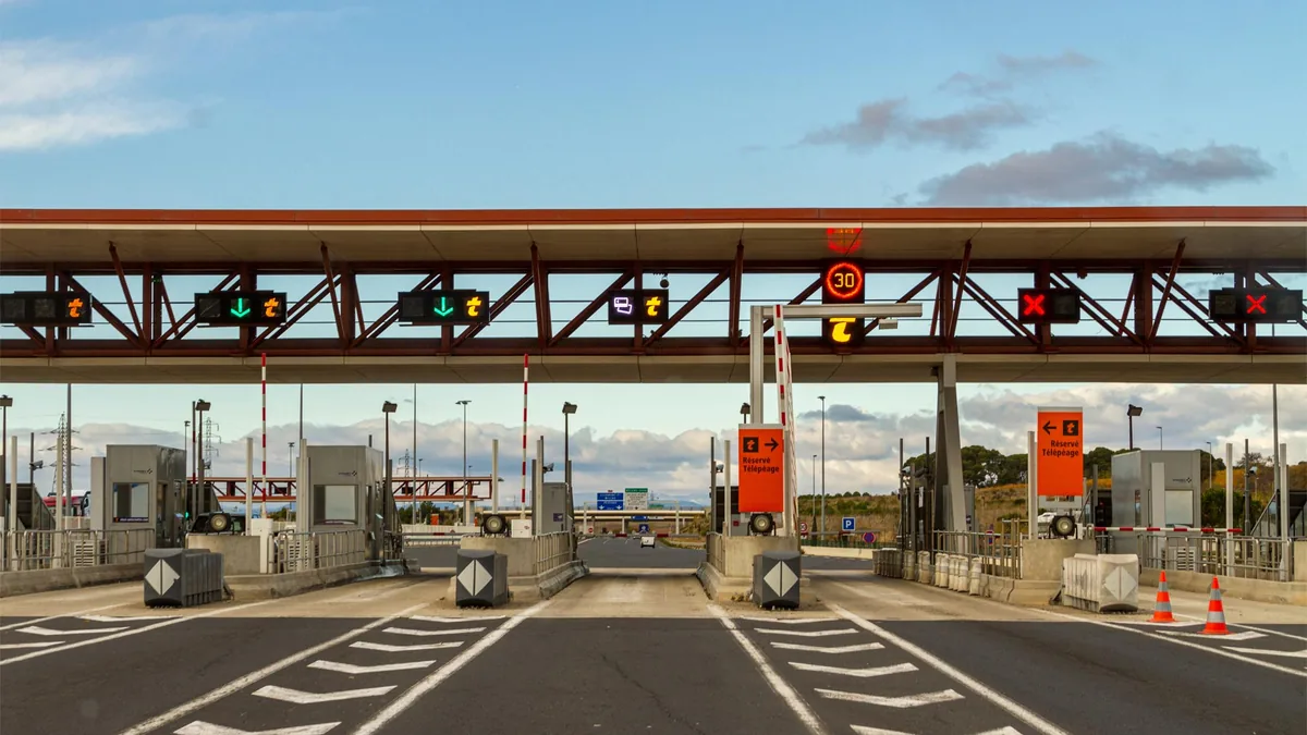 Un portique de péage en flux libre sur une autoroute française