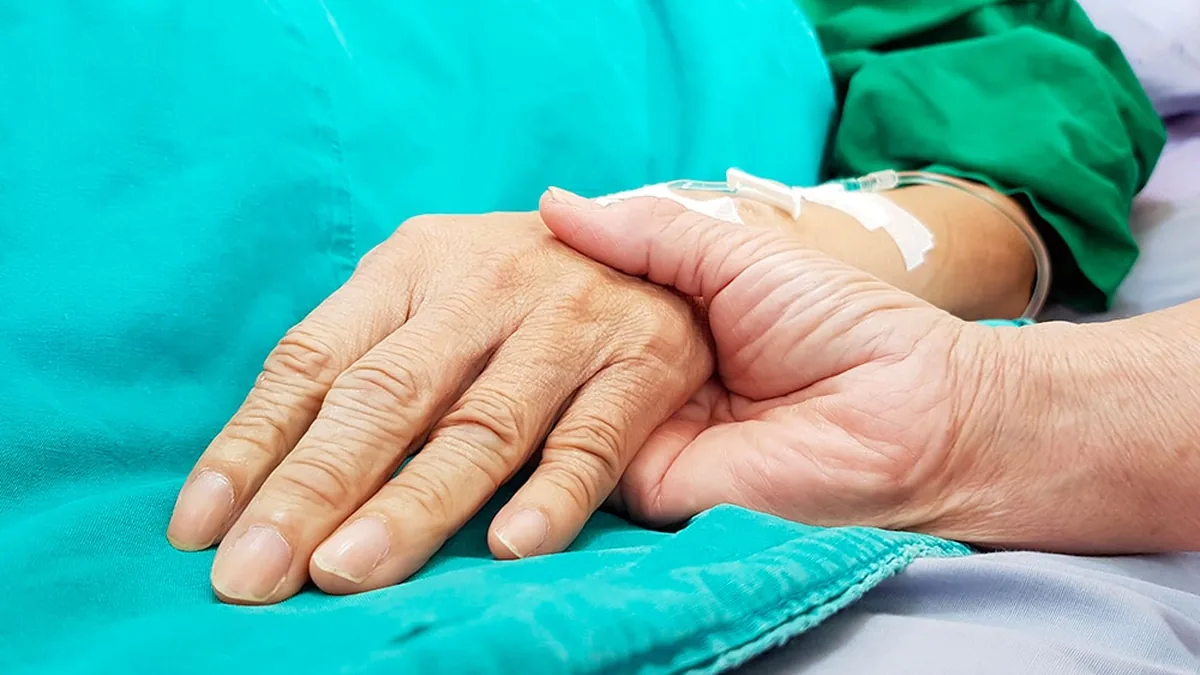 Des mains jointes au chevet d&rsquo;un patient à l&rsquo;hôpital