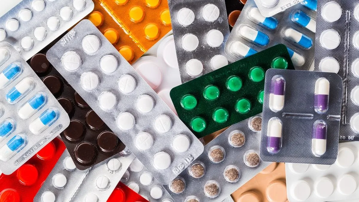 Plaquettes de médicaments sur fond blanc