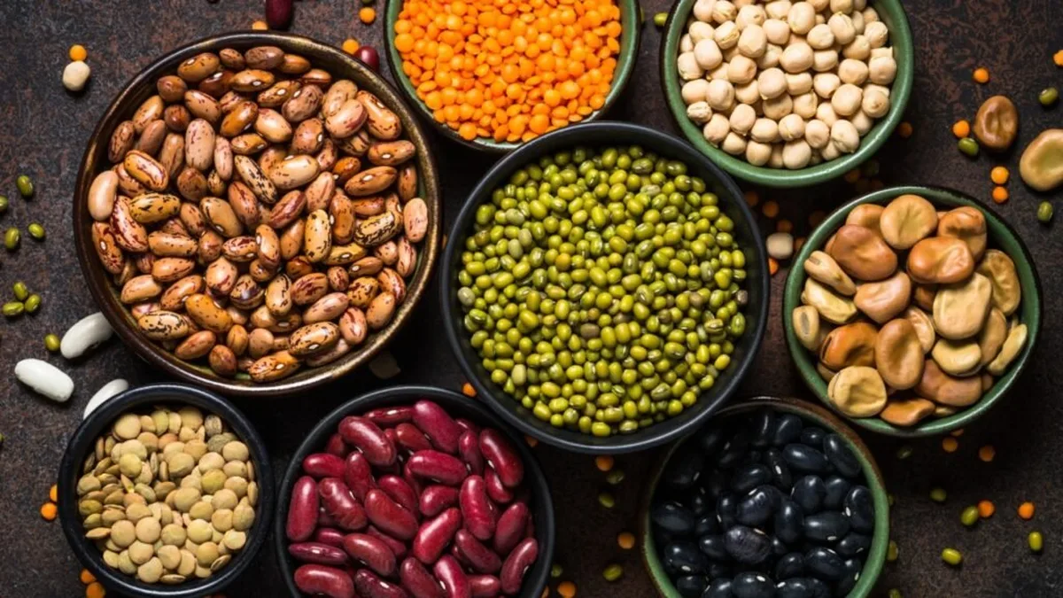 Bols de lentilles, pois chiches et haricots secs vus du dessus