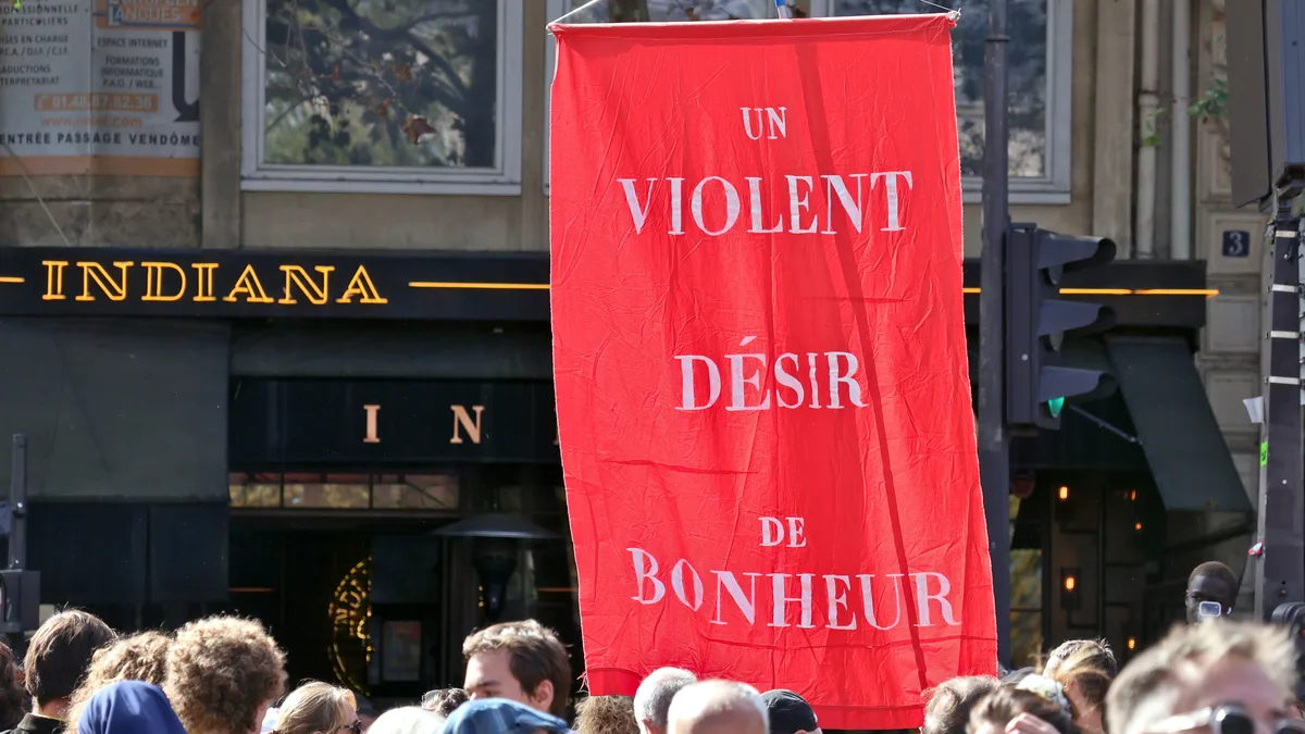 Des manifestants dans les rues de Paris, le 6 octobre 2026