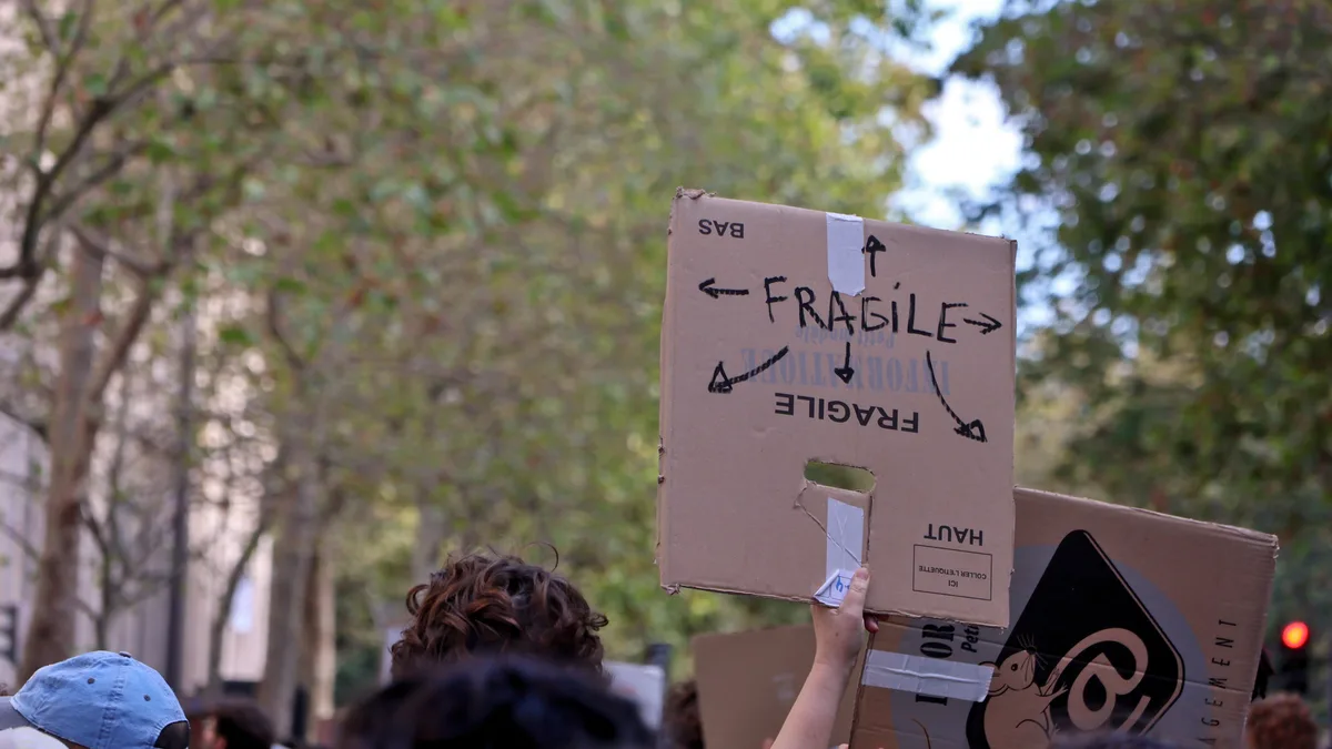 Un cortège de manifestants avance dans Paris