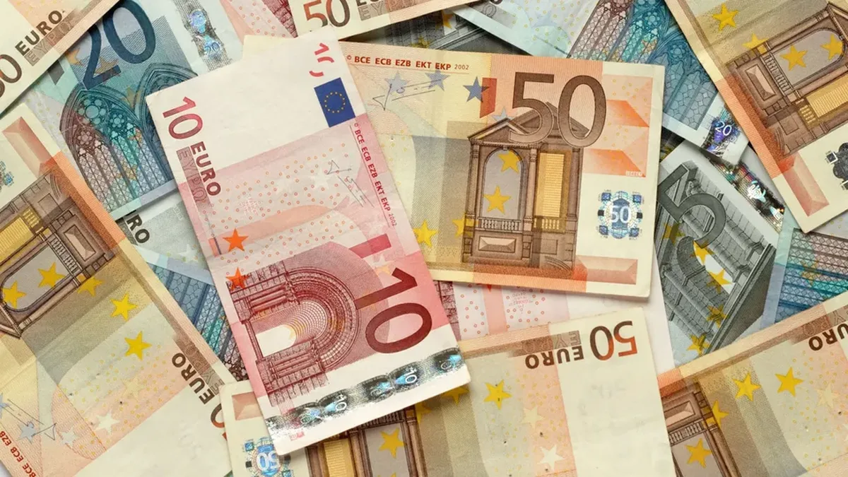 Des billets en euros empilés, symbole de l&rsquo;épargne des Français