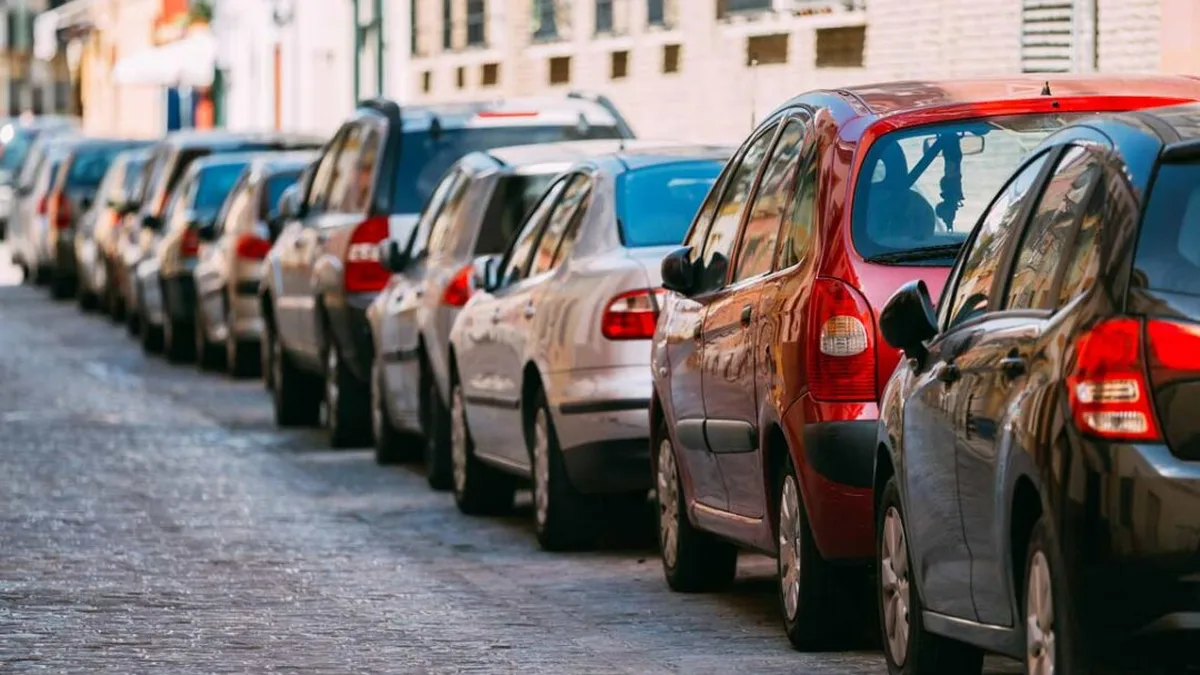 Voitures garées dans une rue en ville