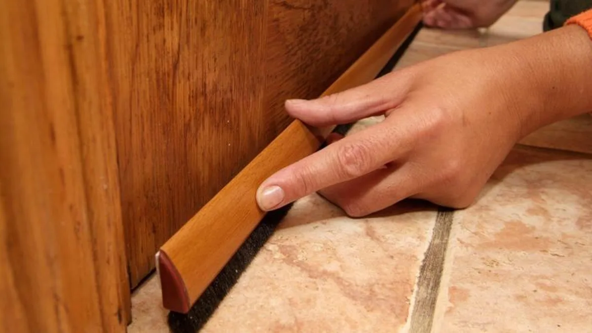Un bas de porte à brosse, vissé sous le battant, pour les portes d&rsquo;entrée