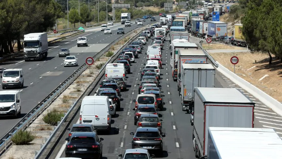 Des files de voitures et de camions à l&rsquo;arrêt sur une autoroute française