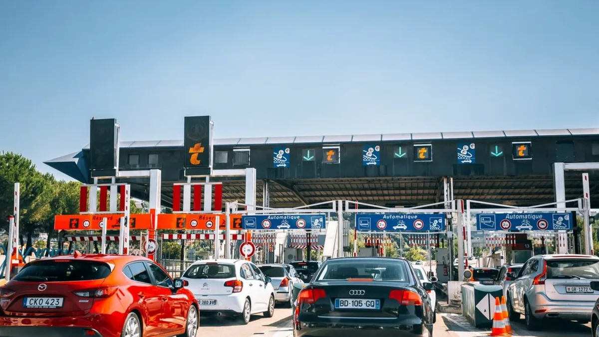 Une barrière de péage d&rsquo;autoroute en France, avec des files de voitures