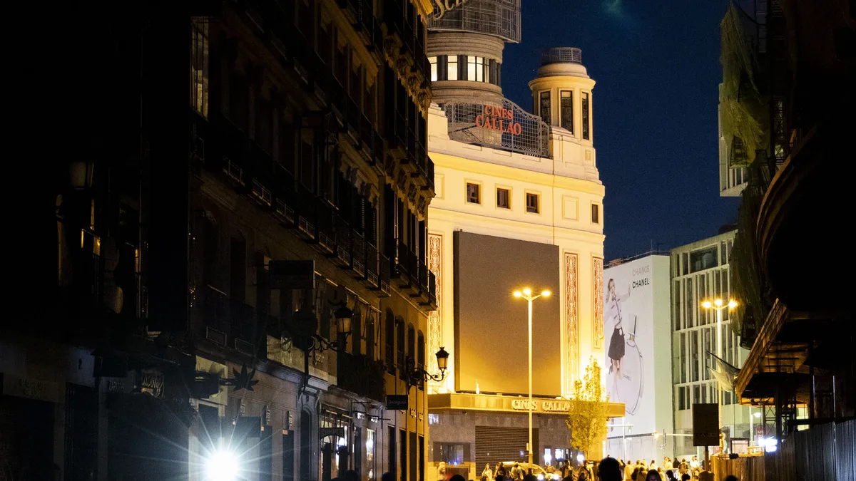 La Gran Via à Madrid pendant le black-out du 28 avril 2025