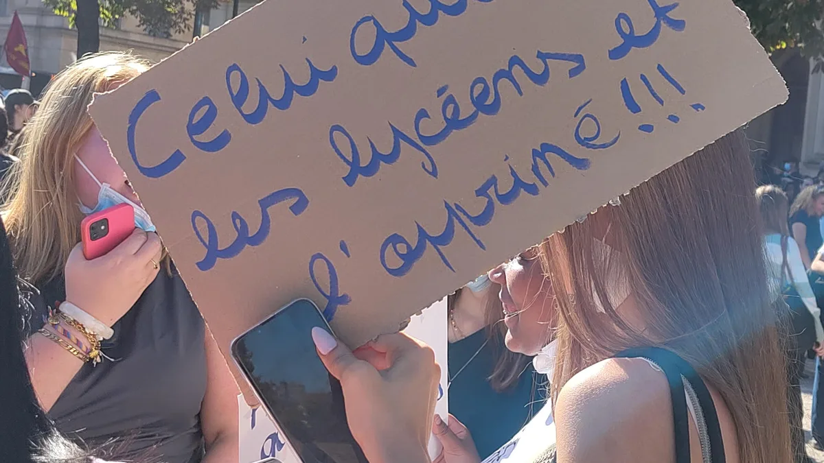 Des lycéens en cortège lors de la manifestation du 6 octobre