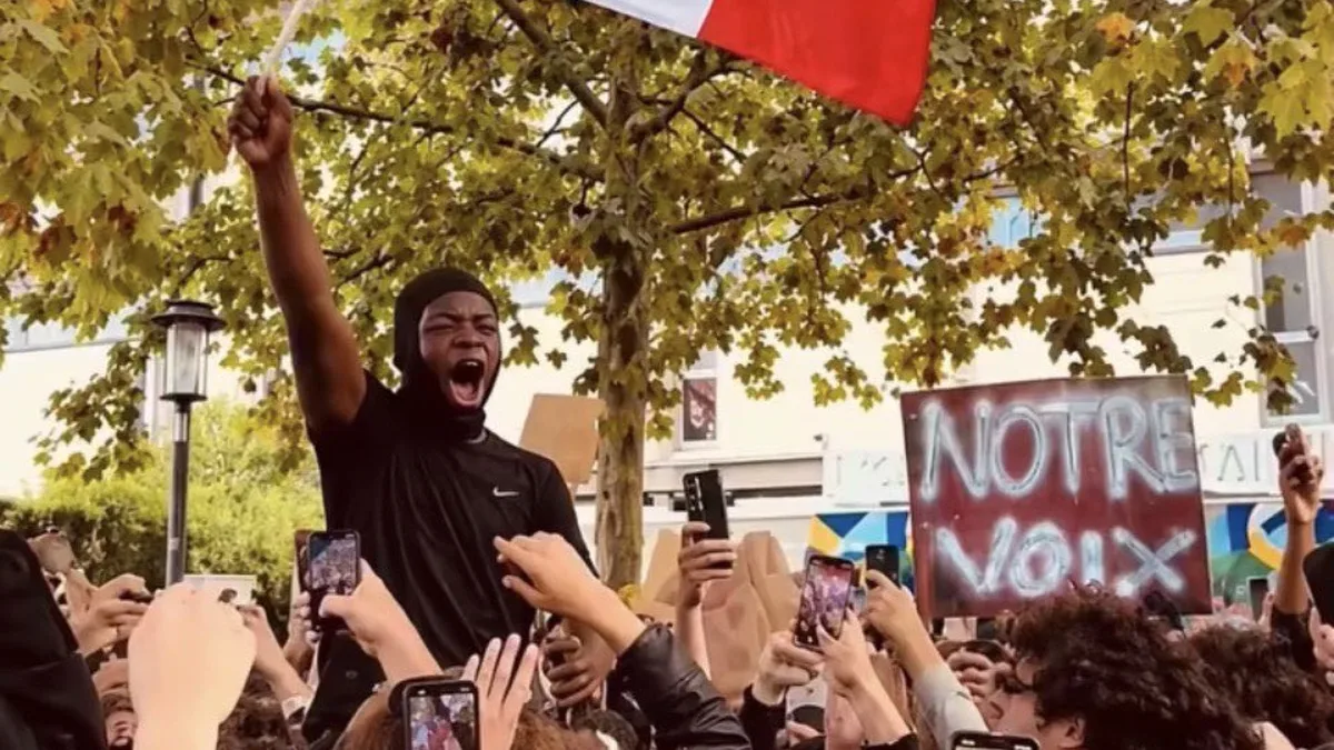 Des élèves devant leur lycée pendant la mobilisation