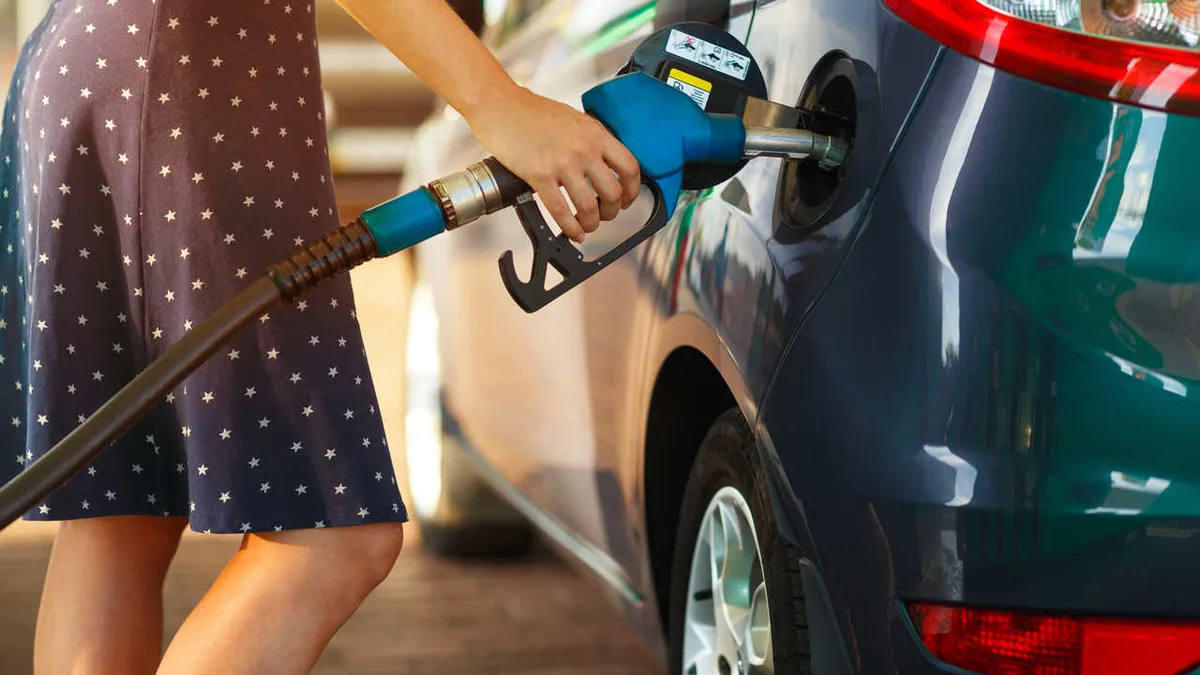 Automobiliste en train de faire le plein de carburant