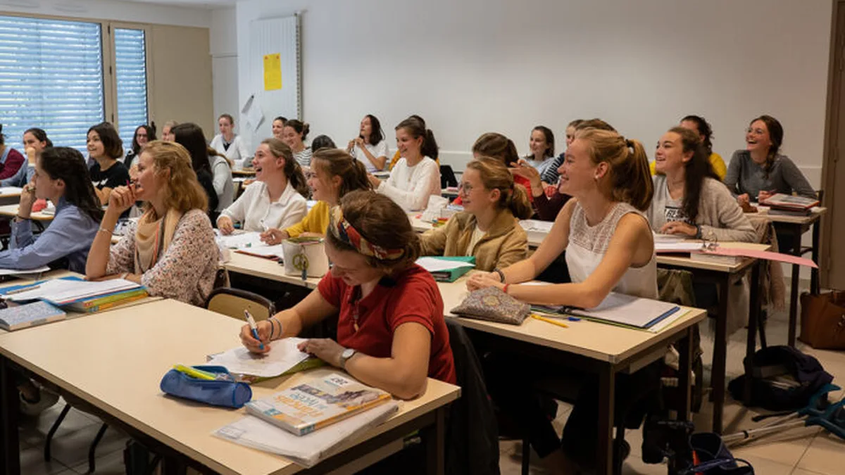 Lycéens en cours dans une salle de classe