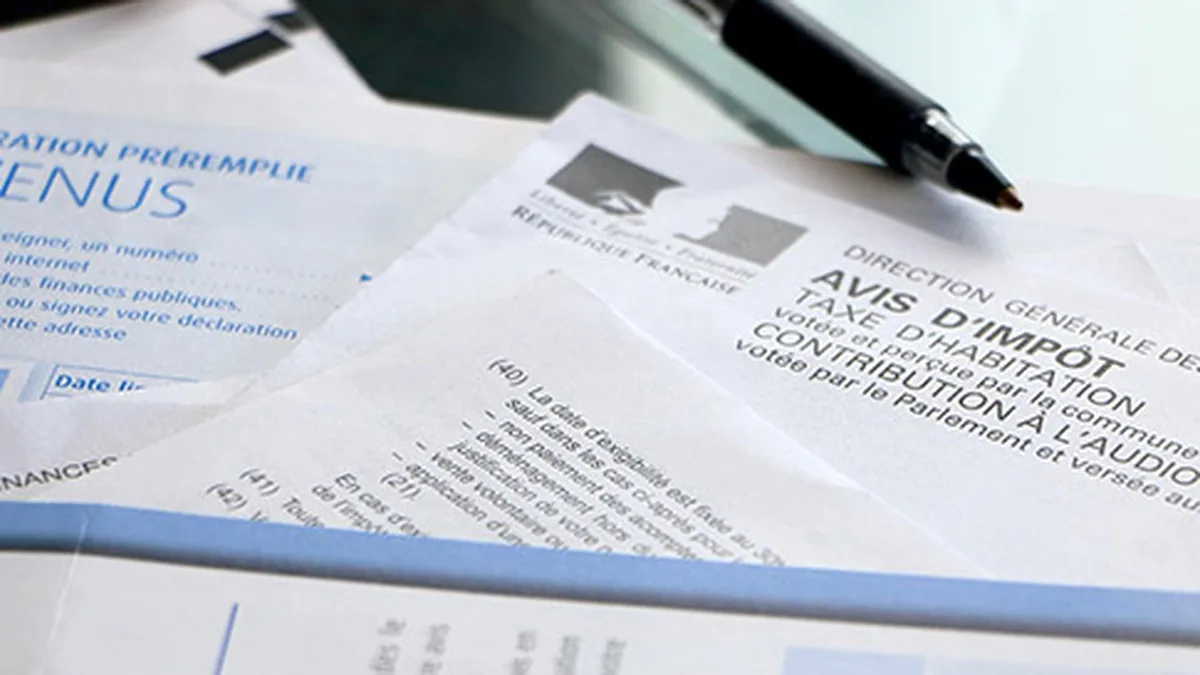 Formulaires de déclaration d&rsquo;impôts et calculatrice sur un bureau