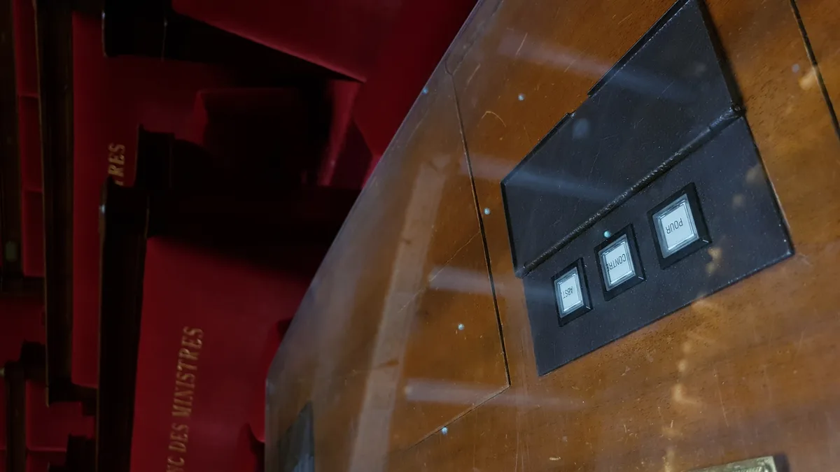 Les boîtiers de vote de l&rsquo;hémicycle, boutons « pour », « contre » et « abstention »
