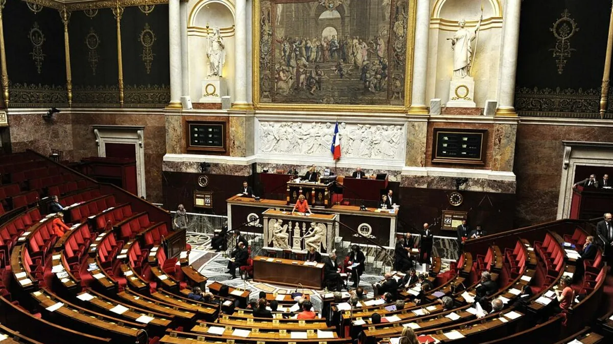 La façade de l&rsquo;Assemblée nationale, au Palais Bourbon, où les députés votent mardi le volet recettes du budget 2027