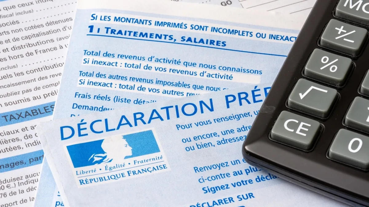Un contribuable prépare sa déclaration de revenus, le barème 2027 étant indexé sur l&rsquo;inflation de 2,1 %