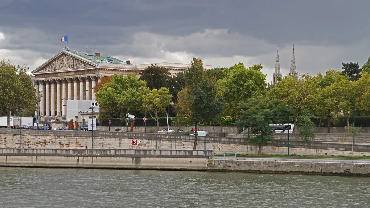 L&rsquo;Assemblée nationale vue de la place du Palais Bourbon à Paris