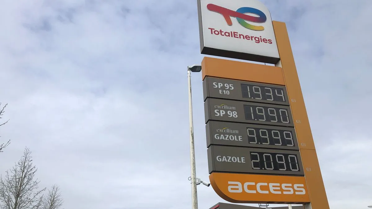 Pistolet de pompe à essence dans une station-service en France