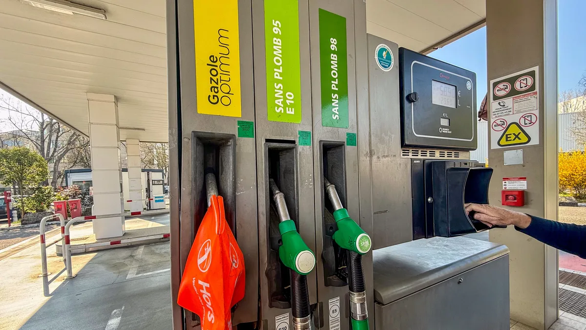 Panneau d&rsquo;affichage des prix des carburants dans une station-service