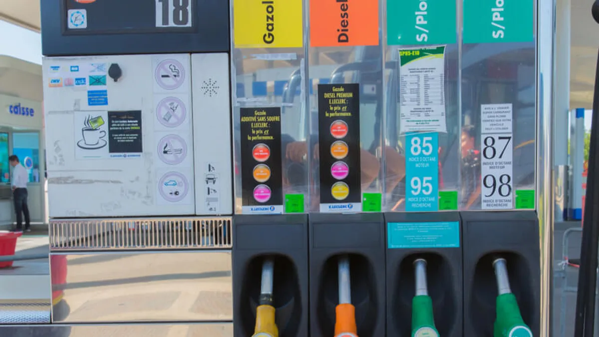 Pompe à essence dans une station-service française
