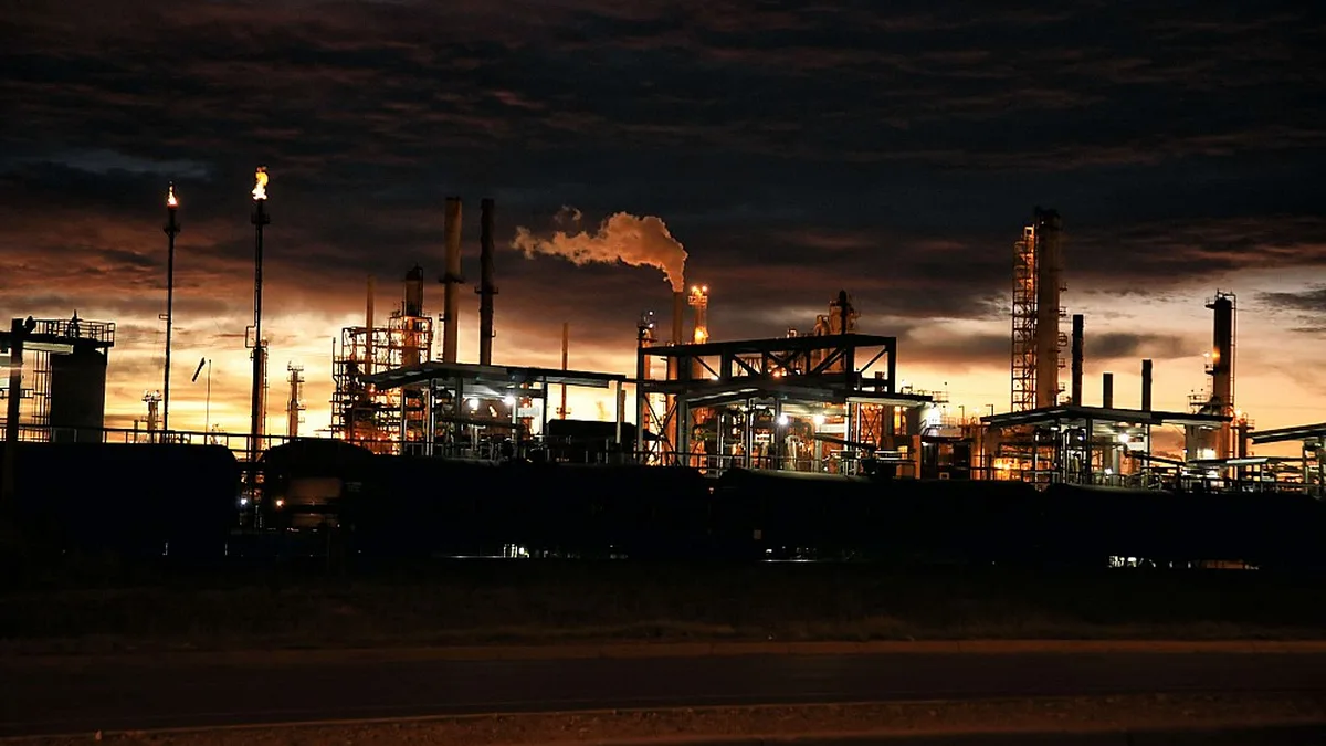Raffinerie au crépuscule
