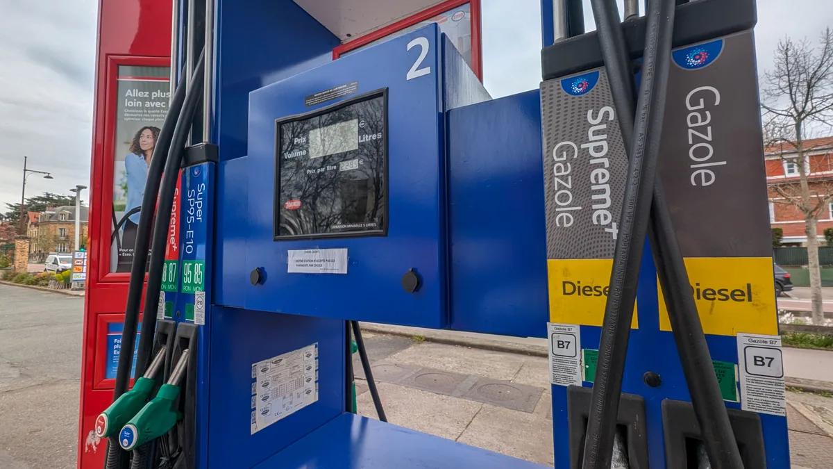 Carburant : 2,37 € le litre et Macron dans le Golfe, votre plein va-t-il enfin baisser ?