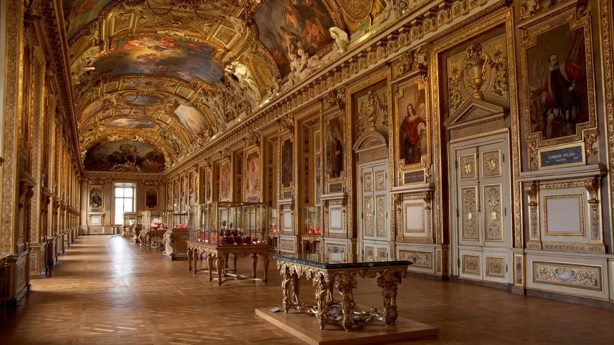 La galerie d&rsquo;Apollon du Louvre, où les joyaux de la Couronne étaient exposés