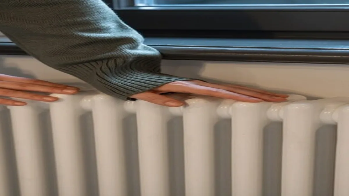 Un radiateur dans un logement chauffé en hiver