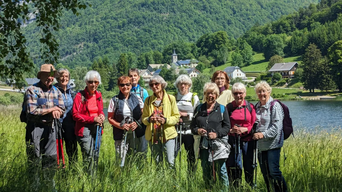 Un groupe de randonneurs seniors en pleine nature, en vacances organisées