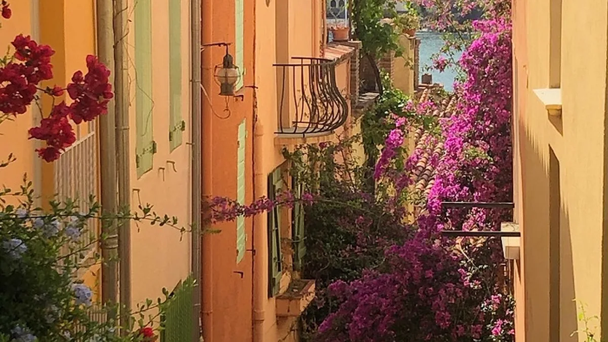 Rue ensoleillée dans le sud de la France, ambiance estivale