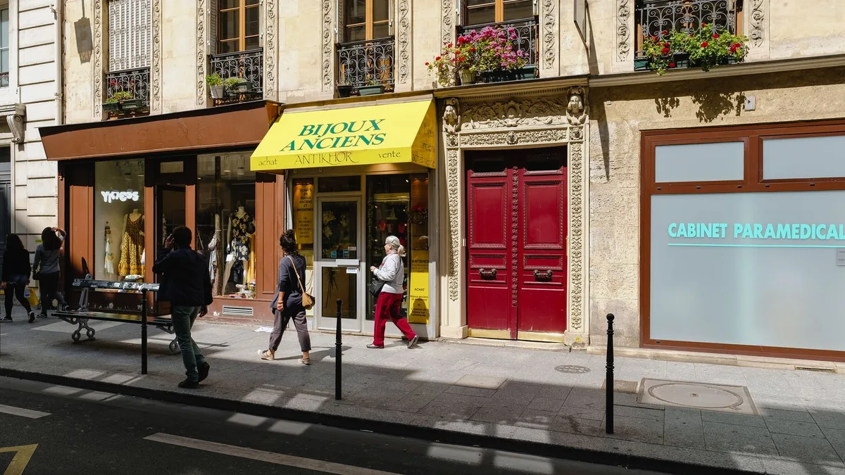 Des vitrines de commerces dans une rue en France