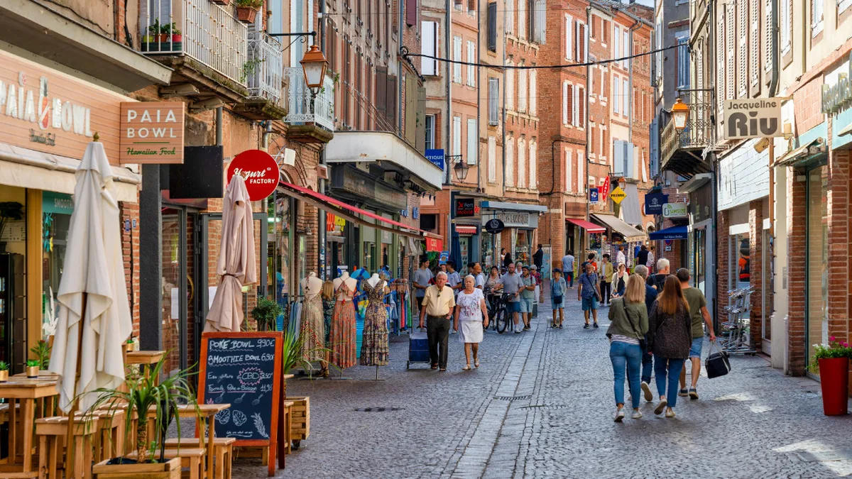 Une rue commerçante animée, en France