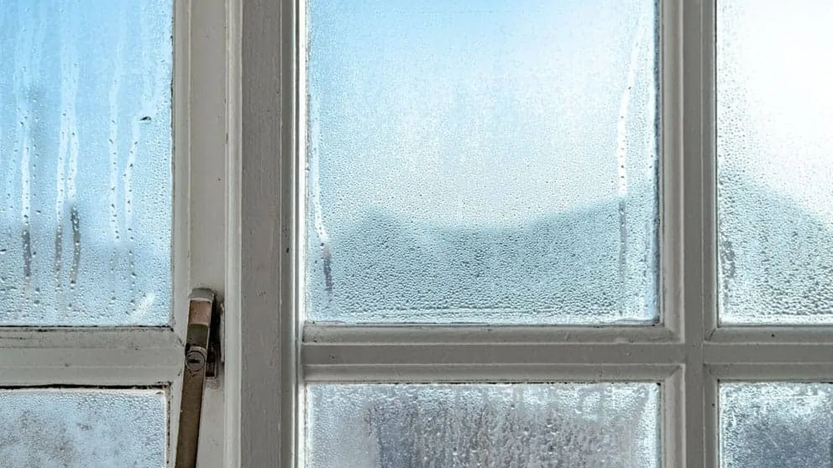 Condensation sur les fenêtres en hiver : les 7 gestes qui la font disparaître