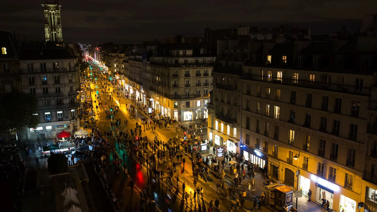 La place de la République, à Paris, la nuit