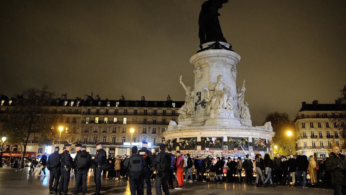 Des policiers place de la République, à Paris (photo d&rsquo;illustration)