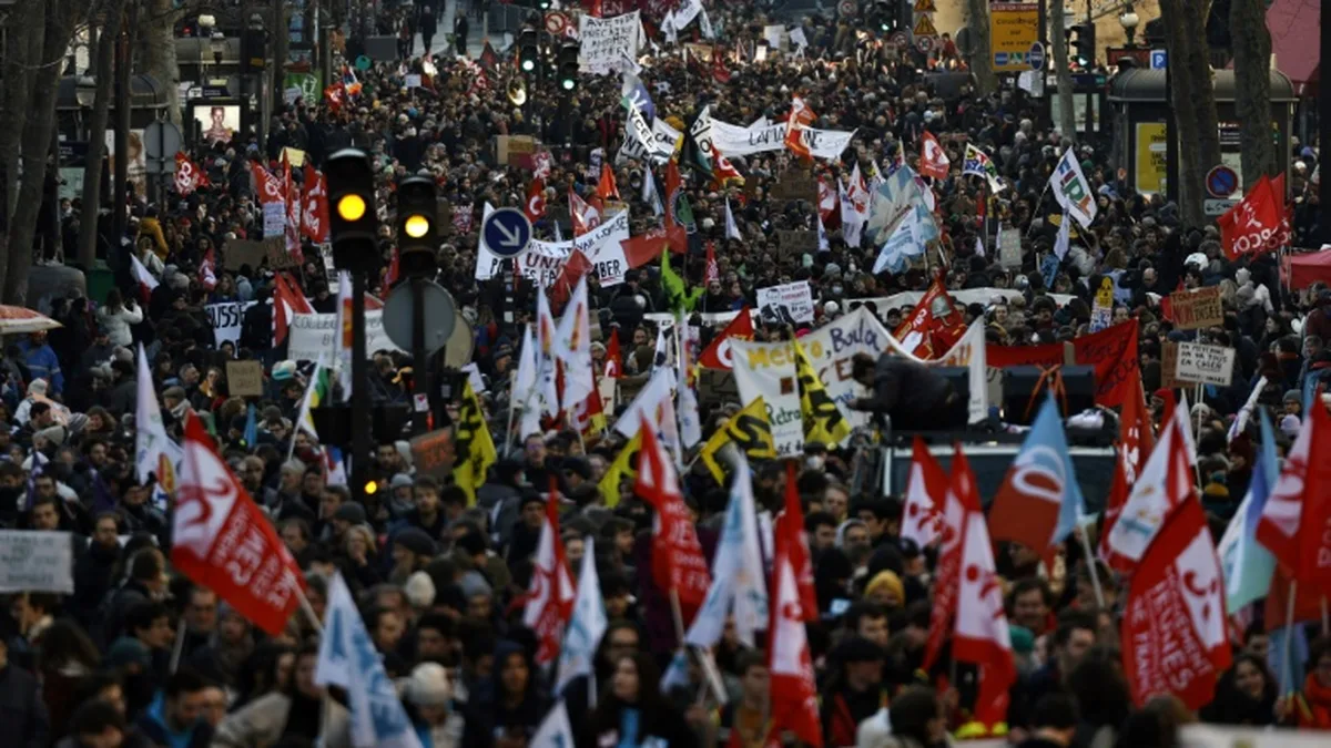 Une foule immense manifeste dans les rues de Paris contre la vie chère