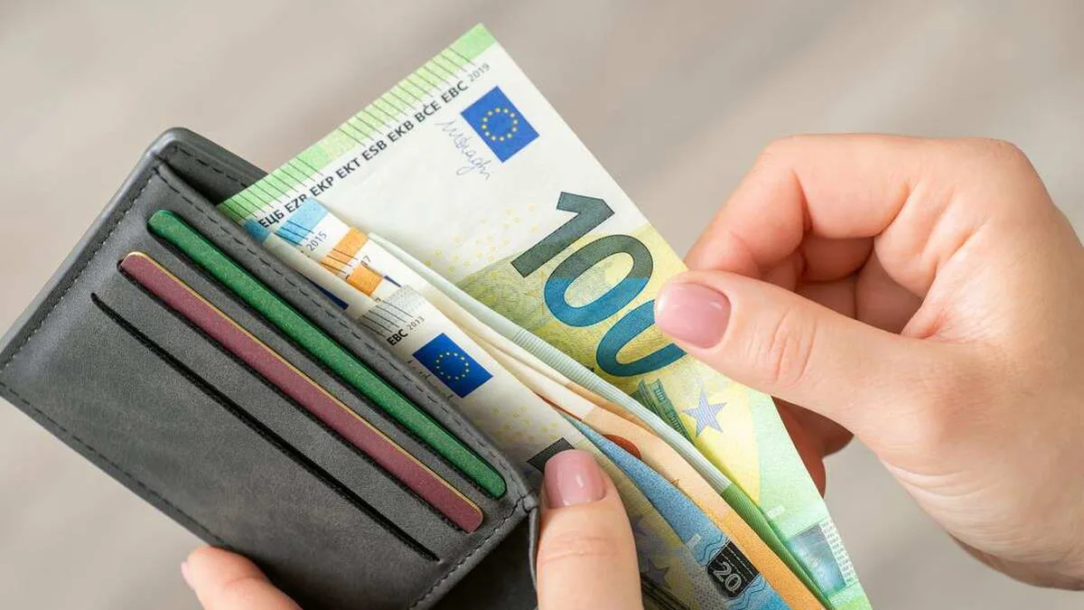 Une salariée suit une formation en ligne sur son ordinateur portable : c&rsquo;est au moment du paiement que le nouvel avertissement apparaît