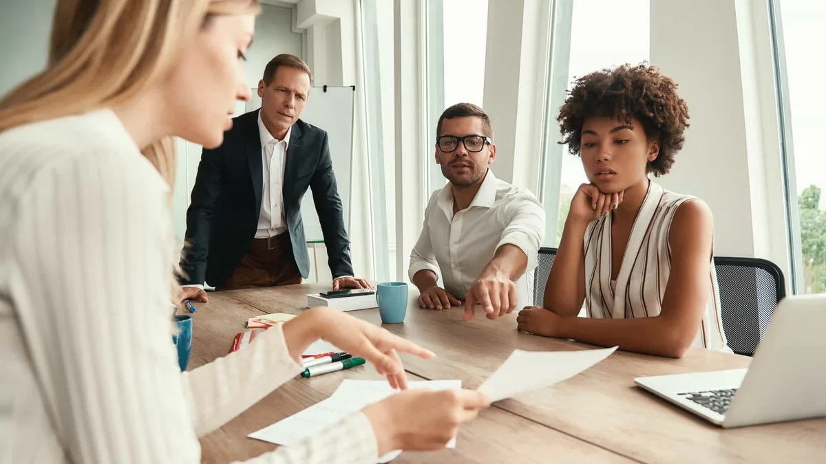 Des salariés et un conseiller échangent autour de documents : le conseil en évolution professionnelle pourrait devenir un passage obligé avant d&rsquo;acheter une formation