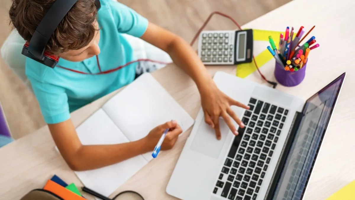 Un jeune élève travaille sur son ordinateur portable