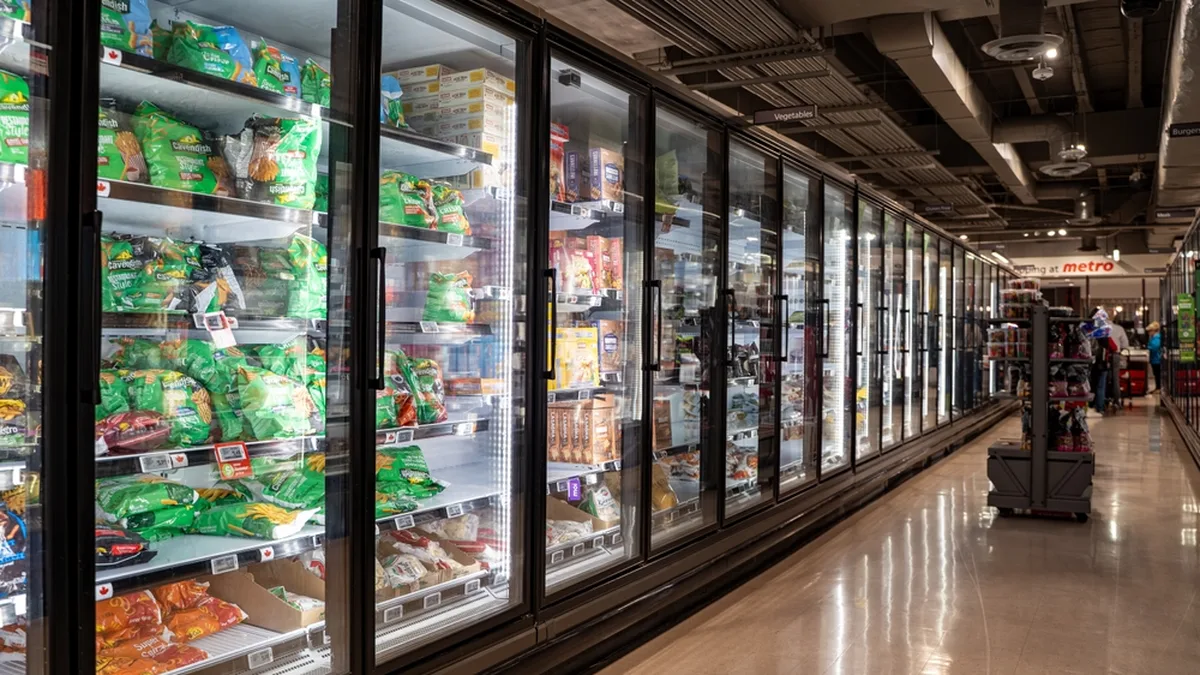 Allée de congélateurs dans un supermarché