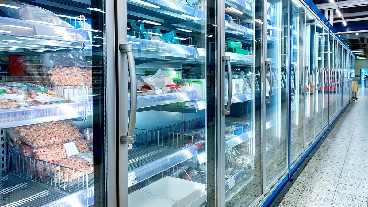 Congélateurs d&rsquo;un rayon surgelés de supermarché