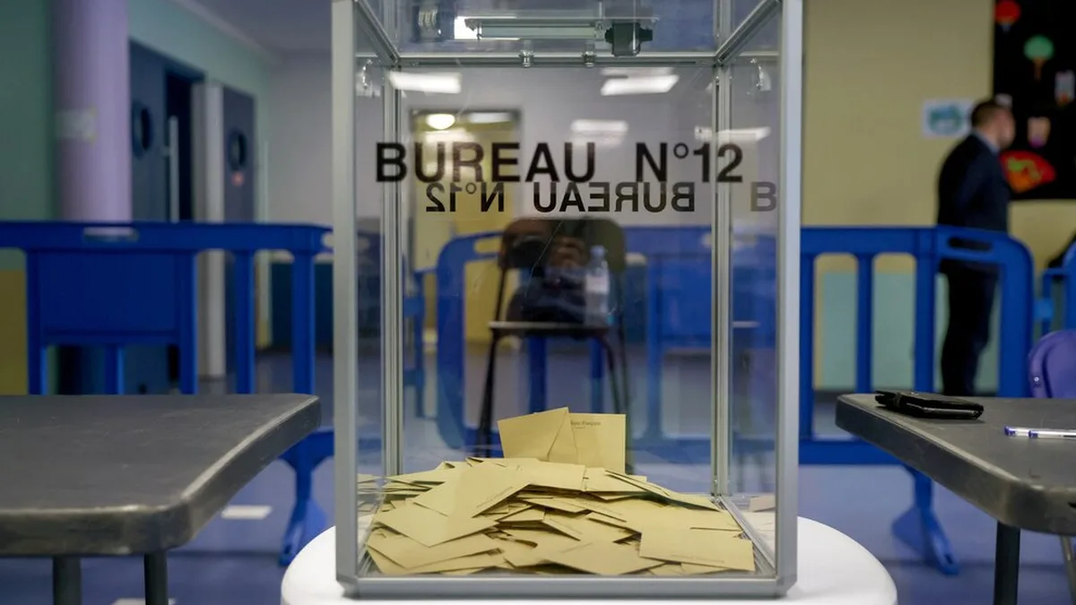 Une urne dans un bureau de vote en France (photo d&rsquo;illustration)