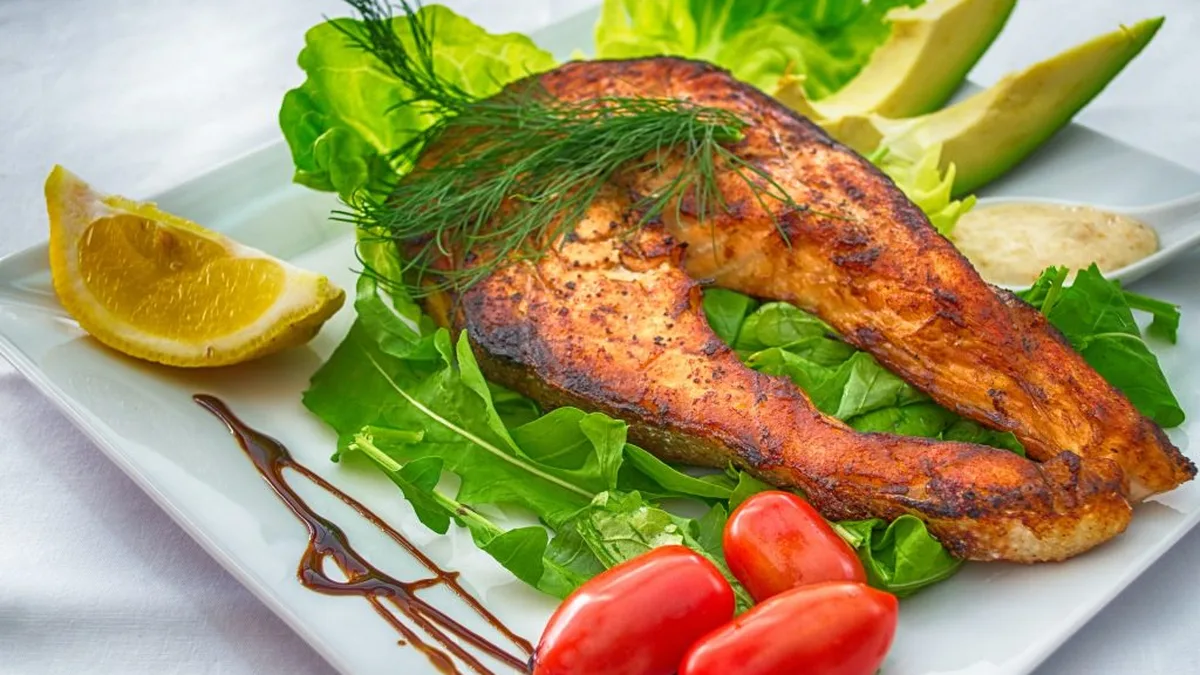 Une assiette de saumon, poisson gras riche en vitamine D