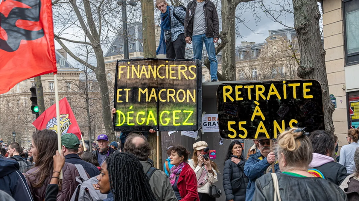 Manifestants demandant la retraite à 55 ans