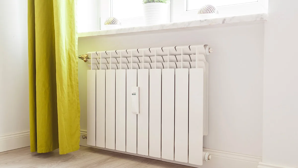 Radiateur en fonctionnement dans un salon, en pleine saison de chauffe